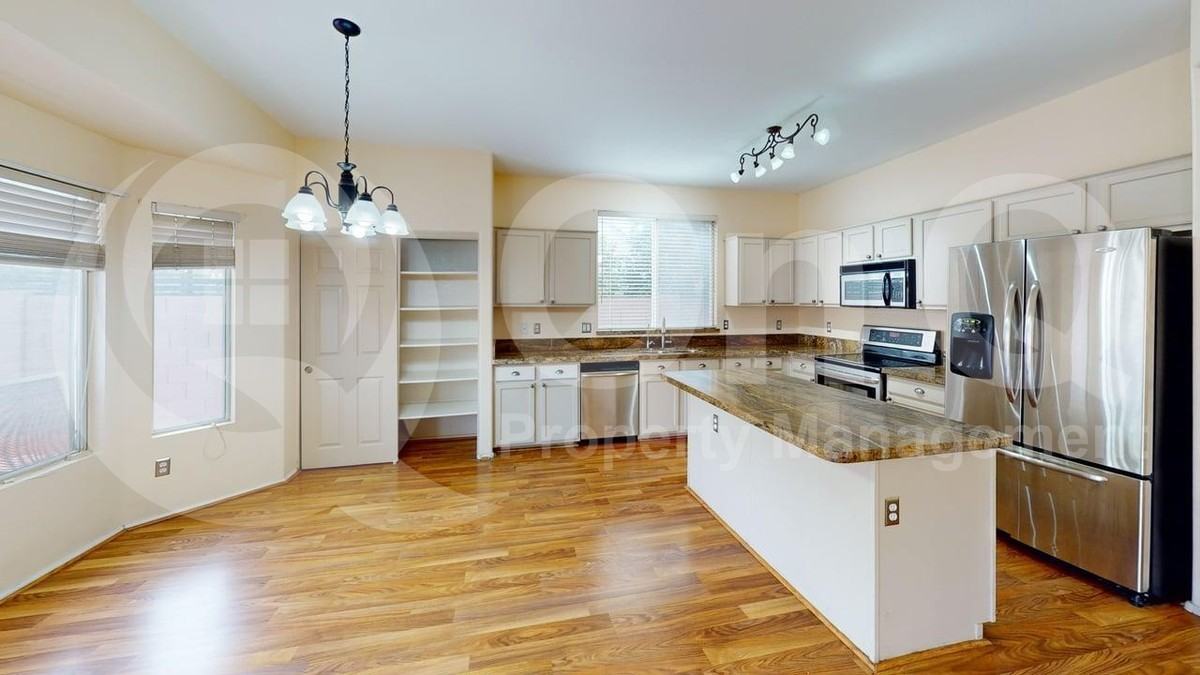 19611 N 33rd St - Photo 4 of 24