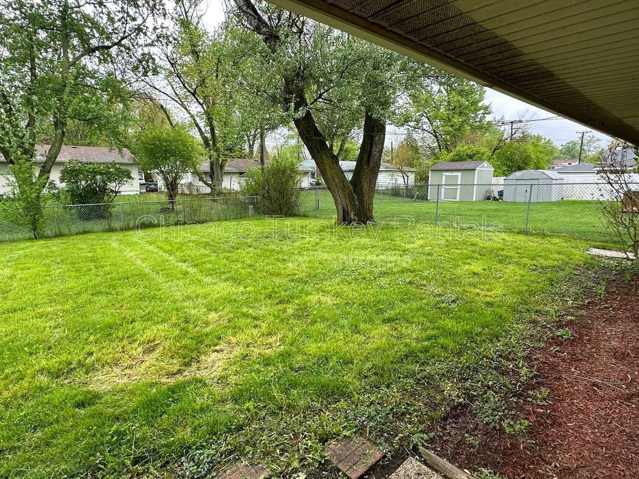 105 S Sycamore Ln - Photo 2 of 13
