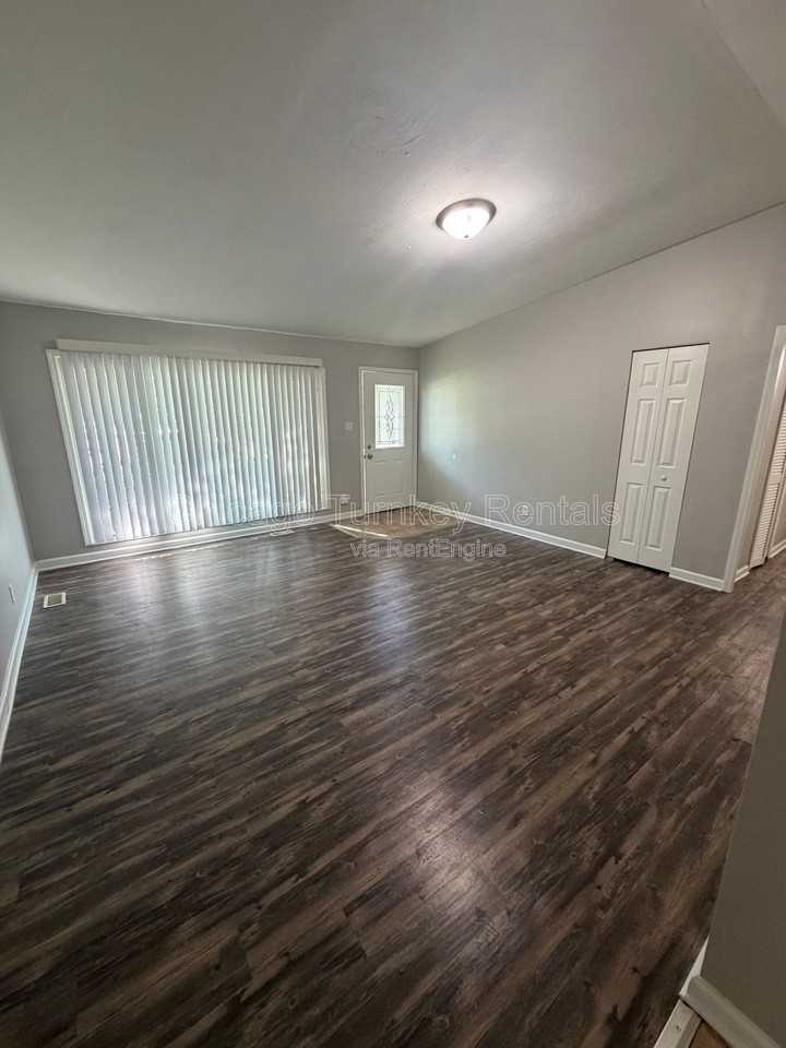 105 S Sycamore Ln - Photo 3 of 13