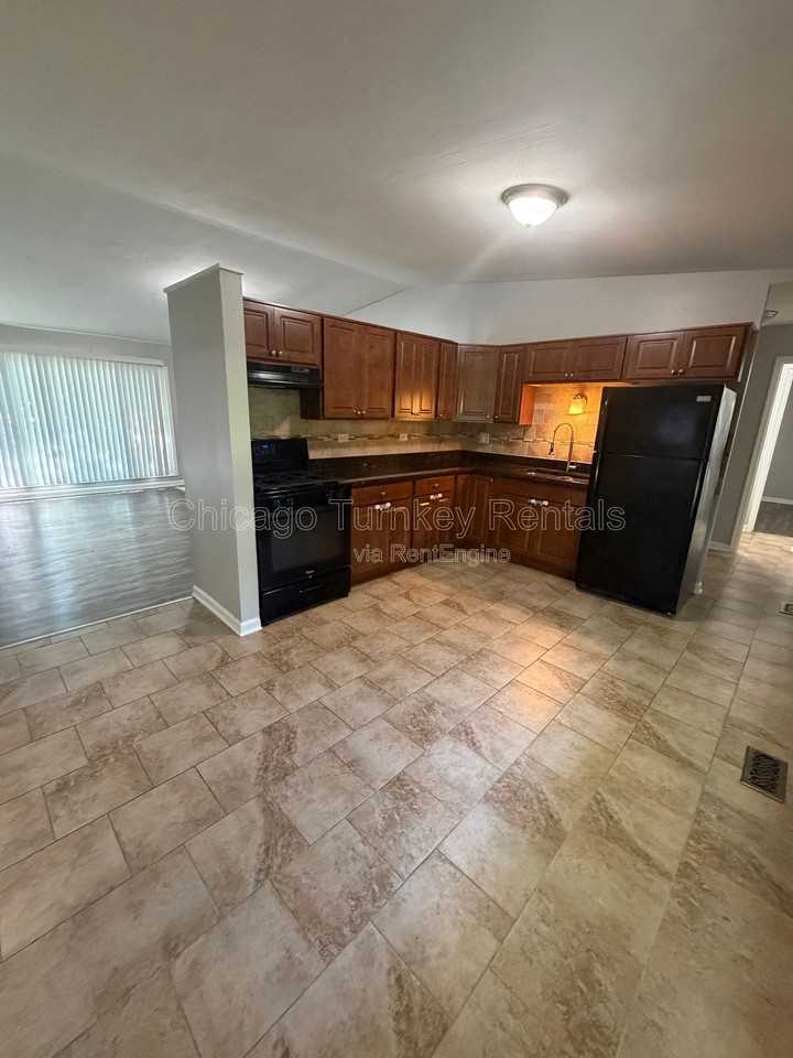 105 S Sycamore Ln - Photo 4 of 13