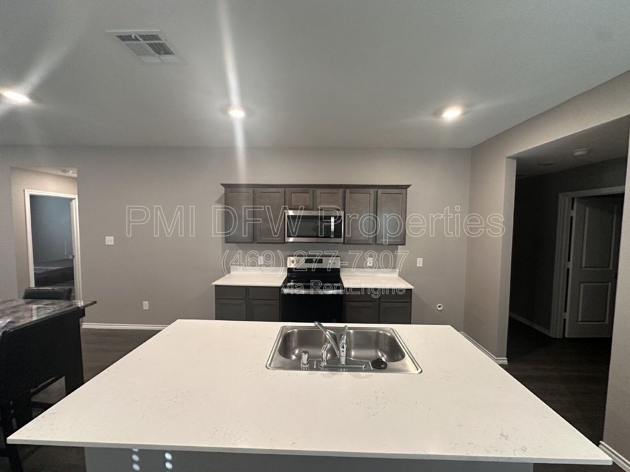 2530 Russell St - Photo 2 of 19