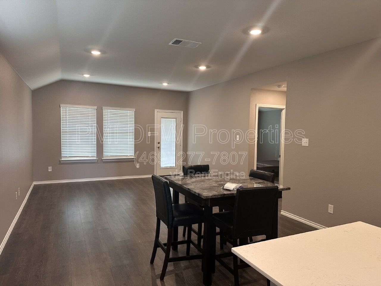2530 Russell St - Photo 4 of 19