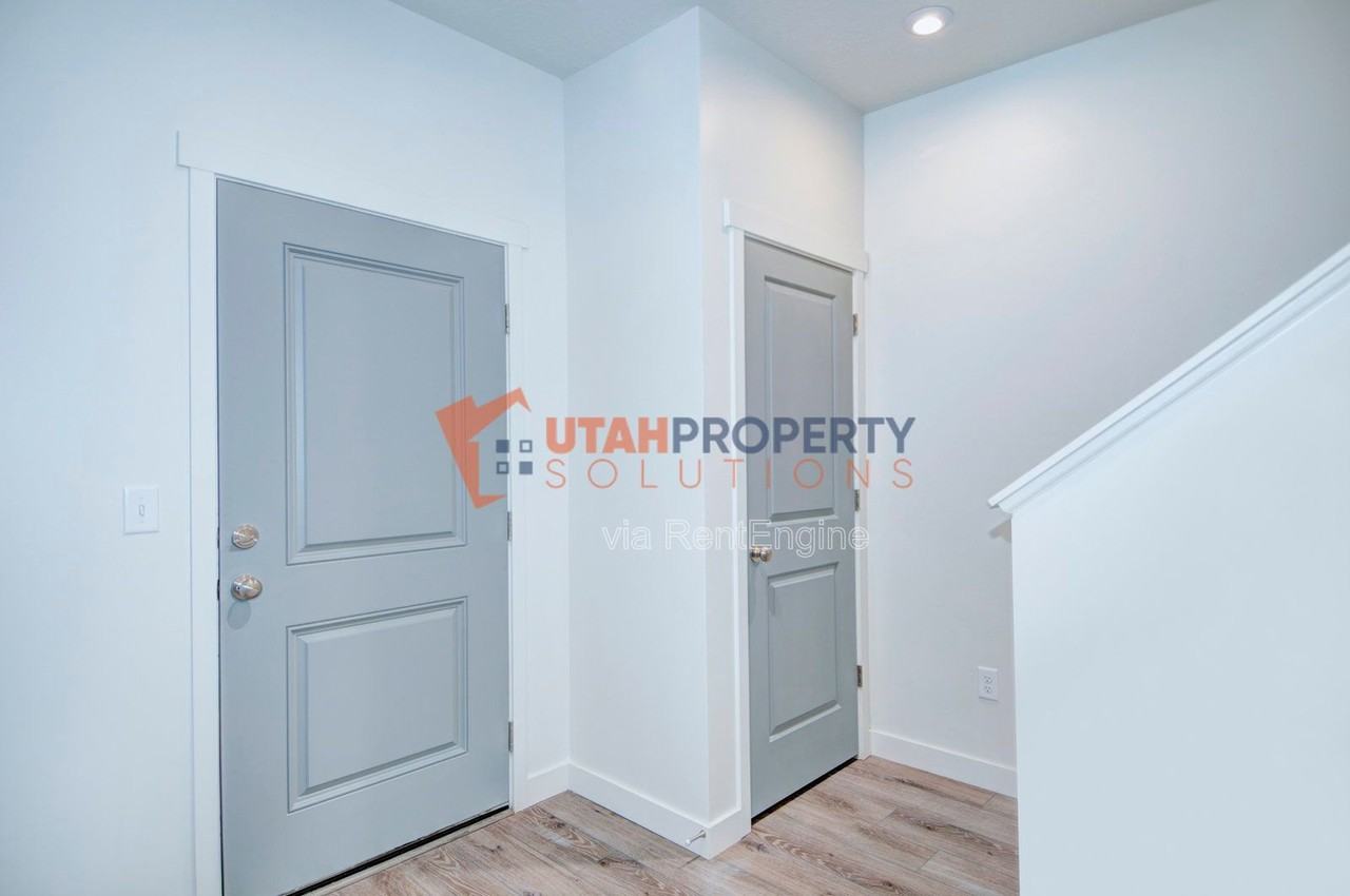425 S 960 W - Photo 4 of 35