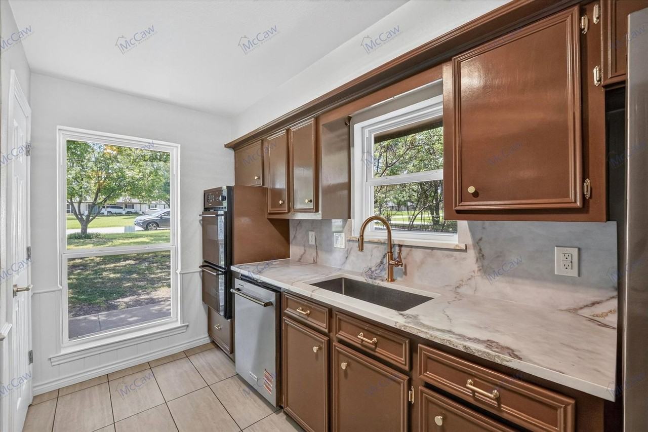 3505 Larkin Ln - Photo 4 of 19