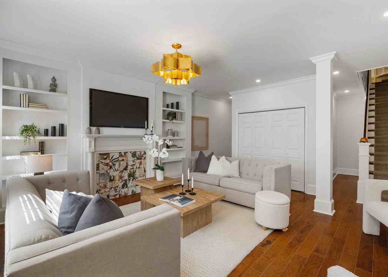 129A Bainbridge St - Photo 3 of 39