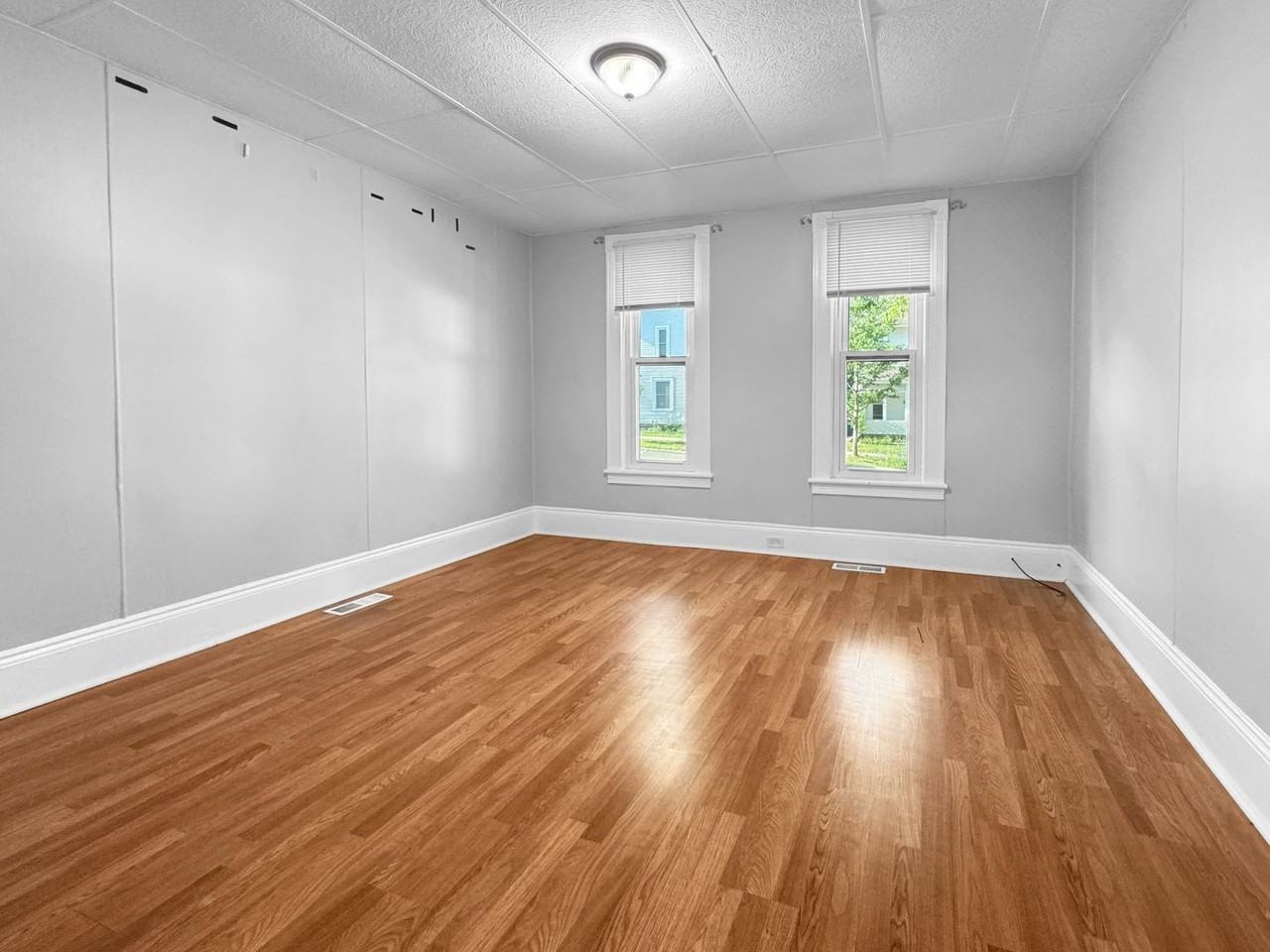 301 Spencer St Ne - Photo 4 of 8