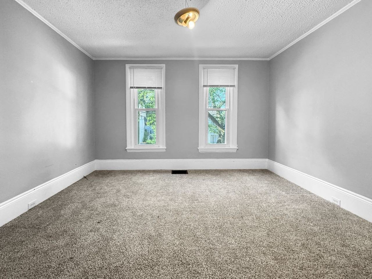 301 Spencer St Ne - Photo 6 of 8