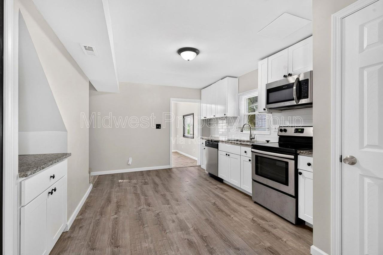 3610 Manhattan Ave - Photo 4 of 34