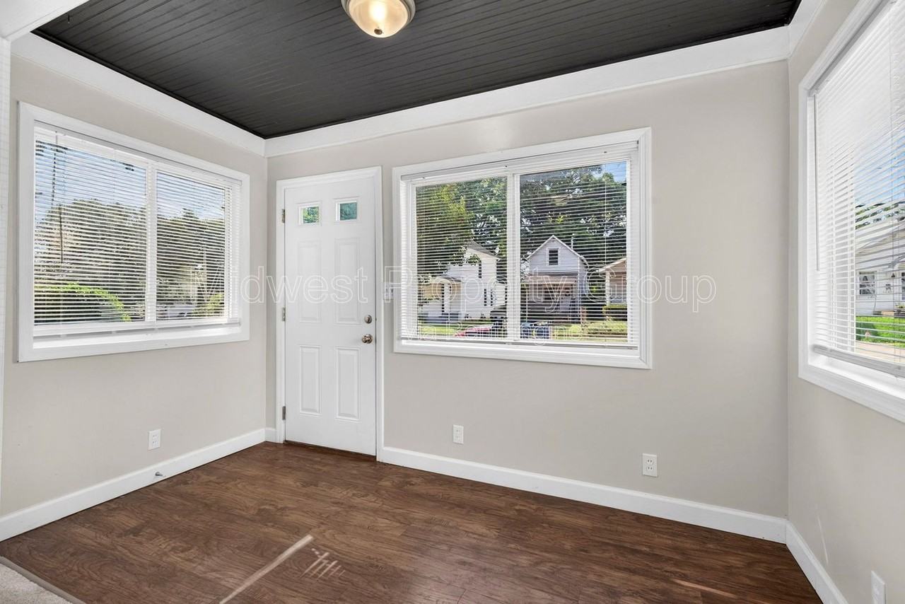 3610 Manhattan Ave - Photo 5 of 34