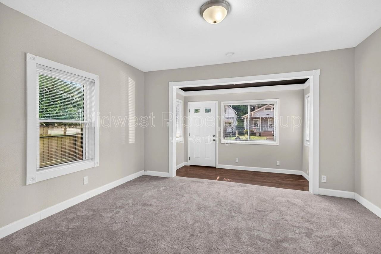 3610 Manhattan Ave - Photo 6 of 34