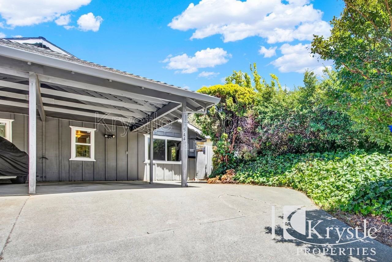 544 Fleming Ave E - Photo 5 of 23