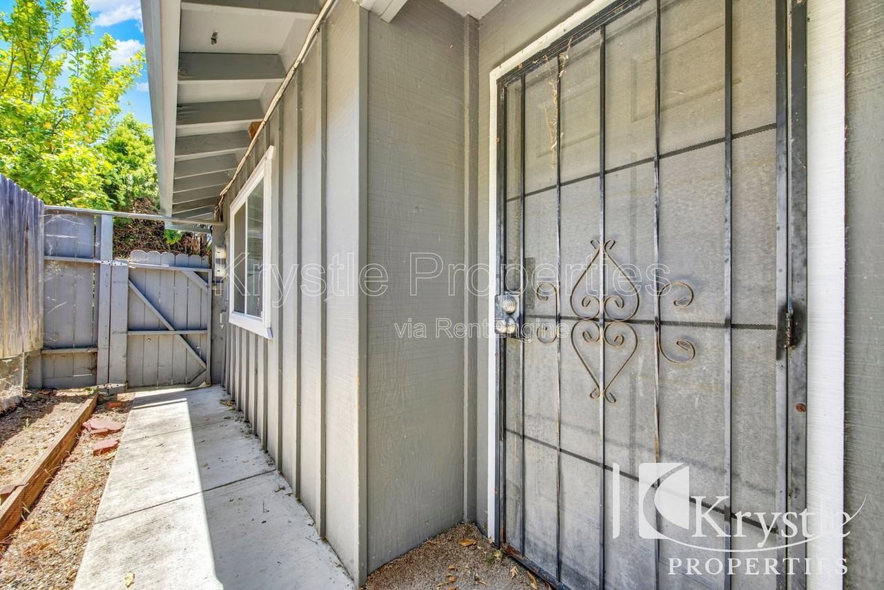 544 Fleming Ave E - Photo 7 of 23
