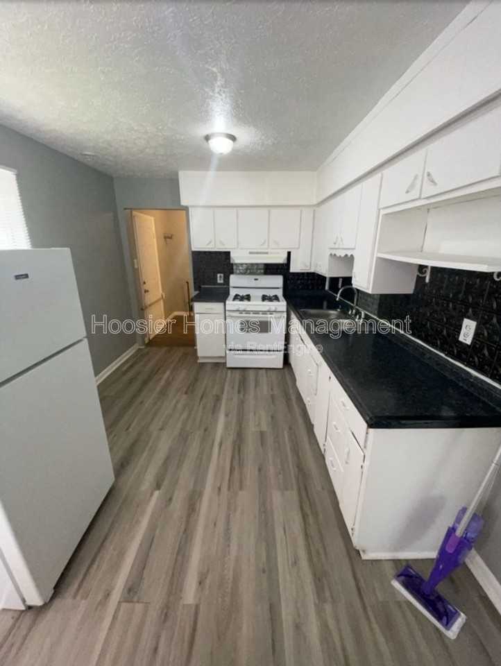 712 N Linwood Ave - Photo 2 of 9