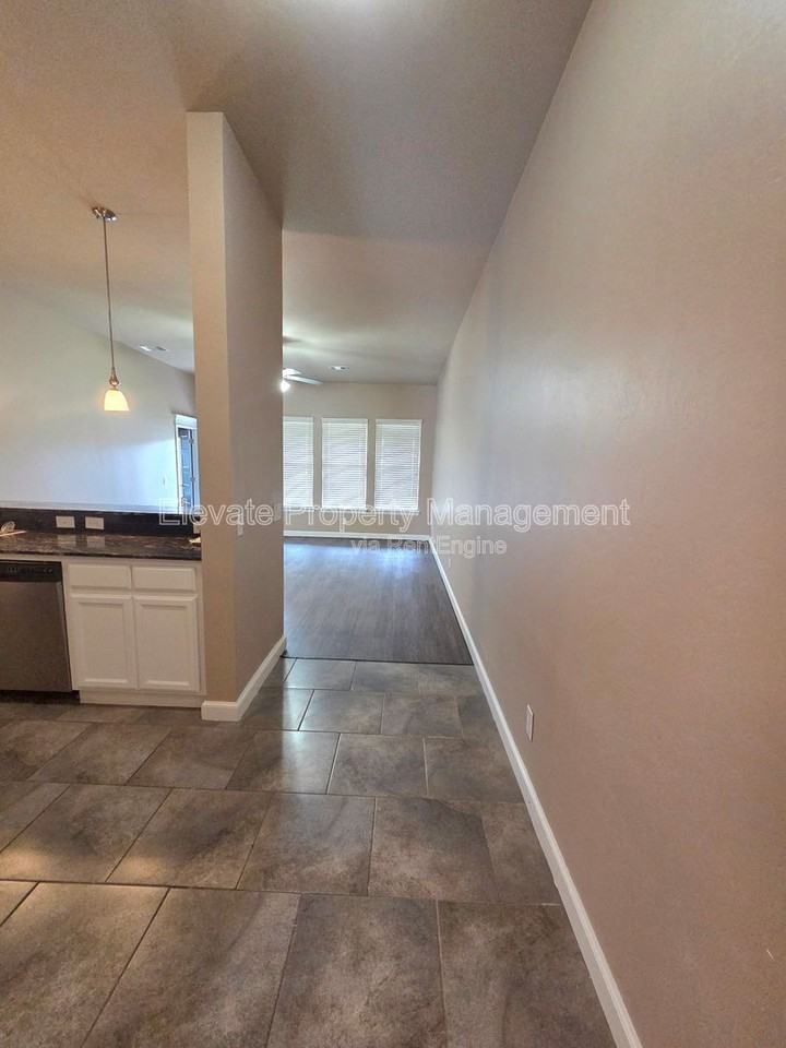 2301 Kintyre Rd - Photo 4 of 21