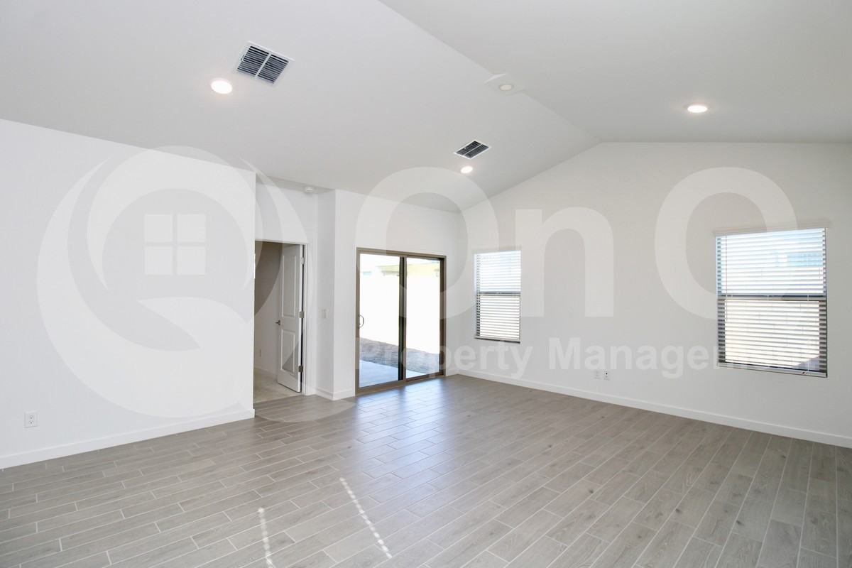 7869 N 80th Ave - Photo 4 of 22