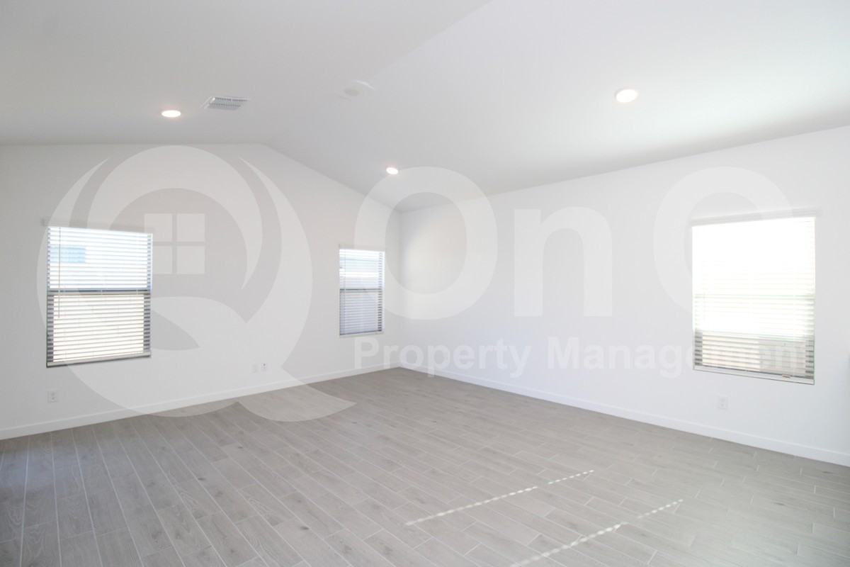 7869 N 80th Ave - Photo 5 of 22