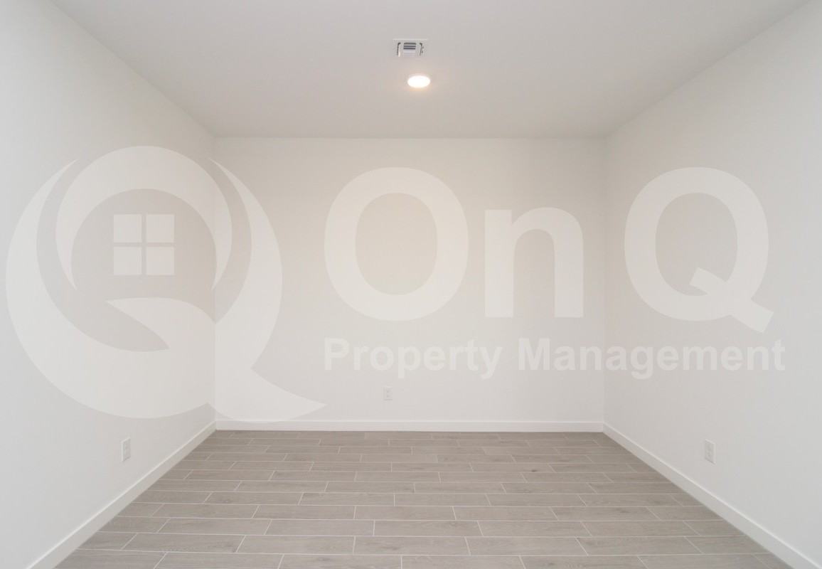 7869 N 80th Ave - Photo 6 of 22