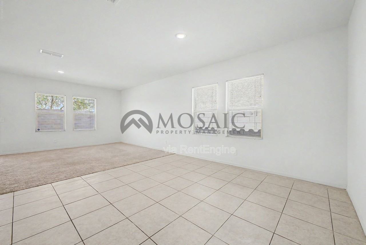 9553 W Agora Ln - Photo 4 of 34