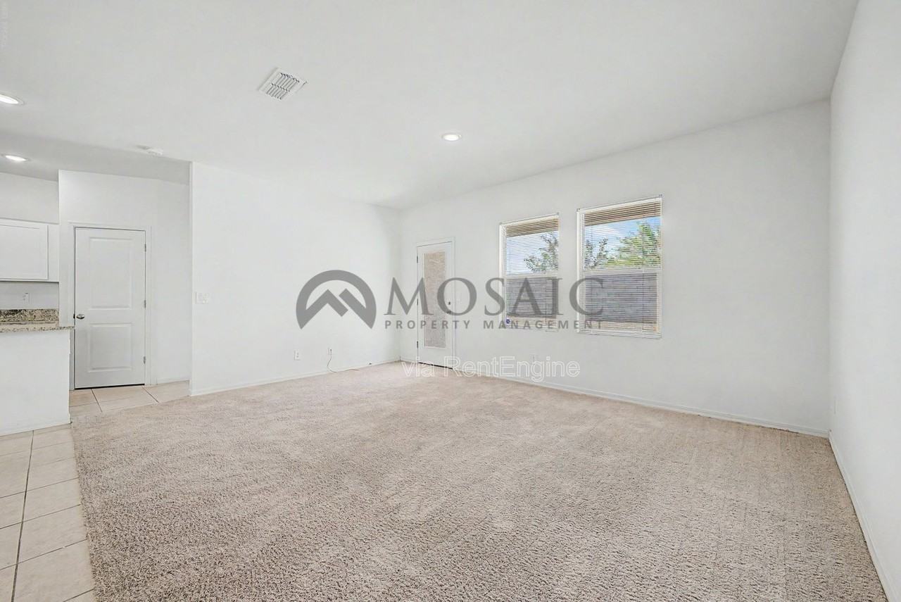 9553 W Agora Ln - Photo 5 of 34