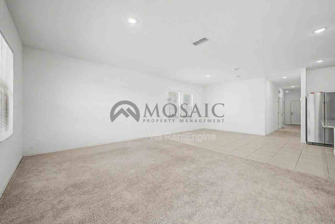 9553 W Agora Ln - Photo 6 of 34