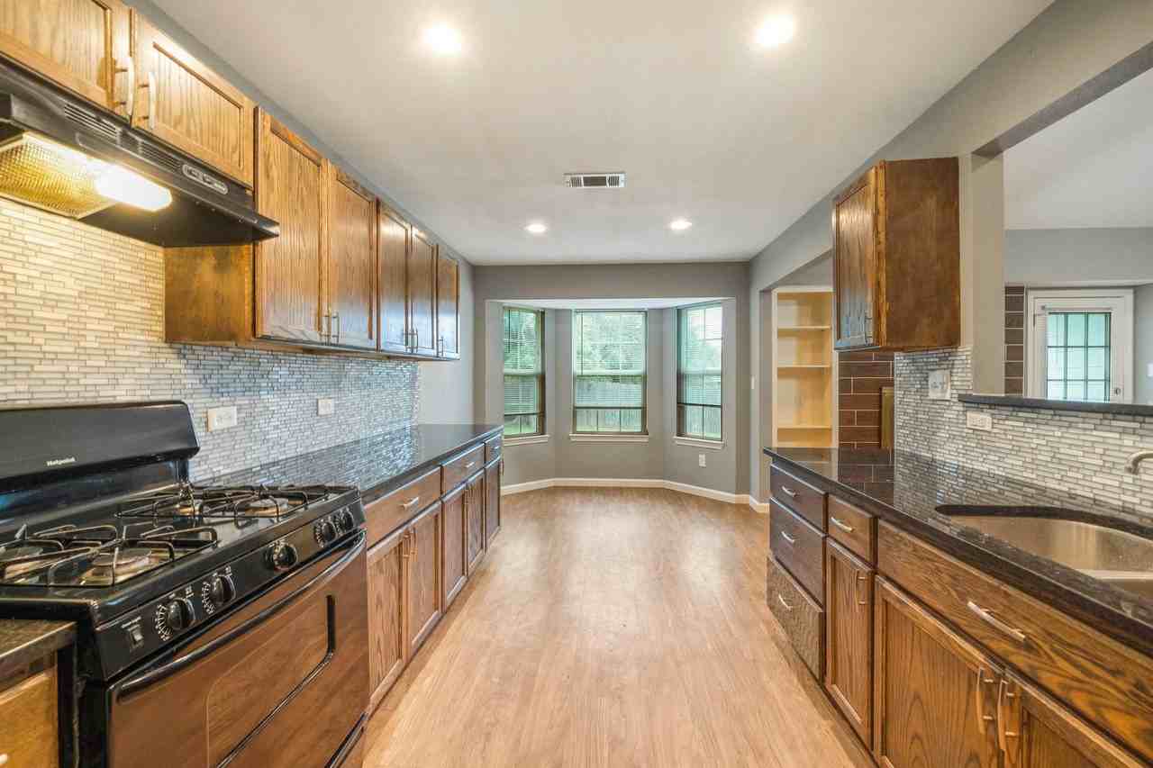 16336 Edgemere Dr - Photo 2 of 23