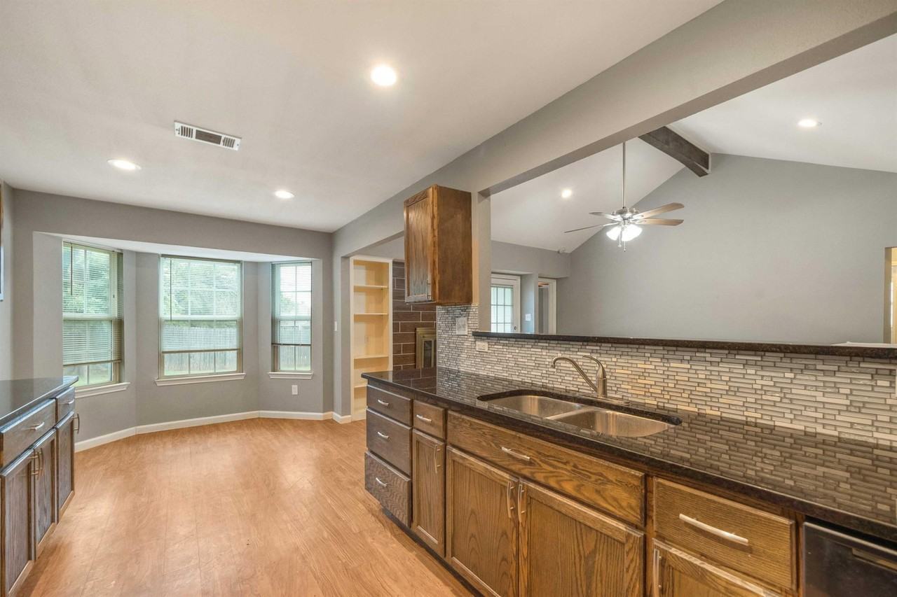 16336 Edgemere Dr - Photo 3 of 23