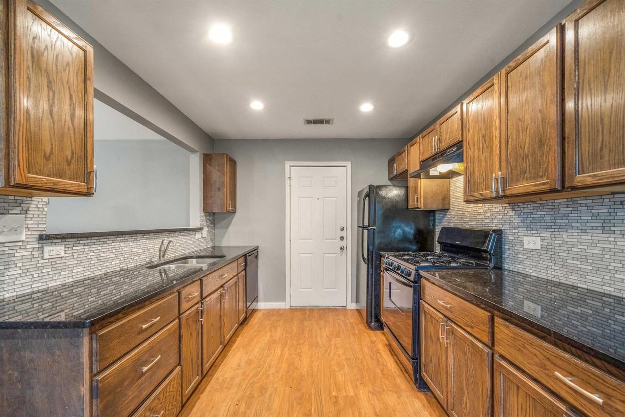 16336 Edgemere Dr - Photo 4 of 23