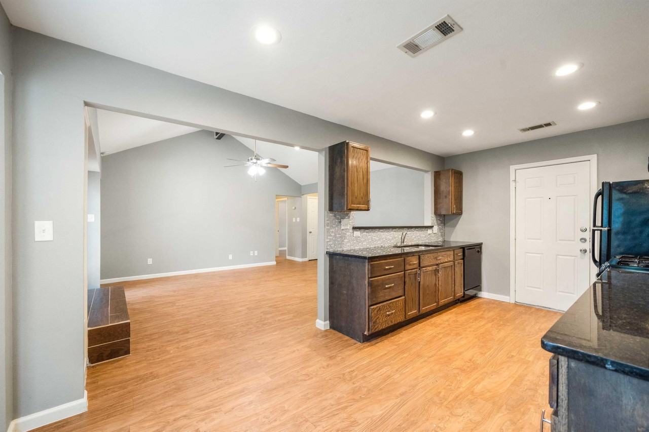 16336 Edgemere Dr - Photo 6 of 23