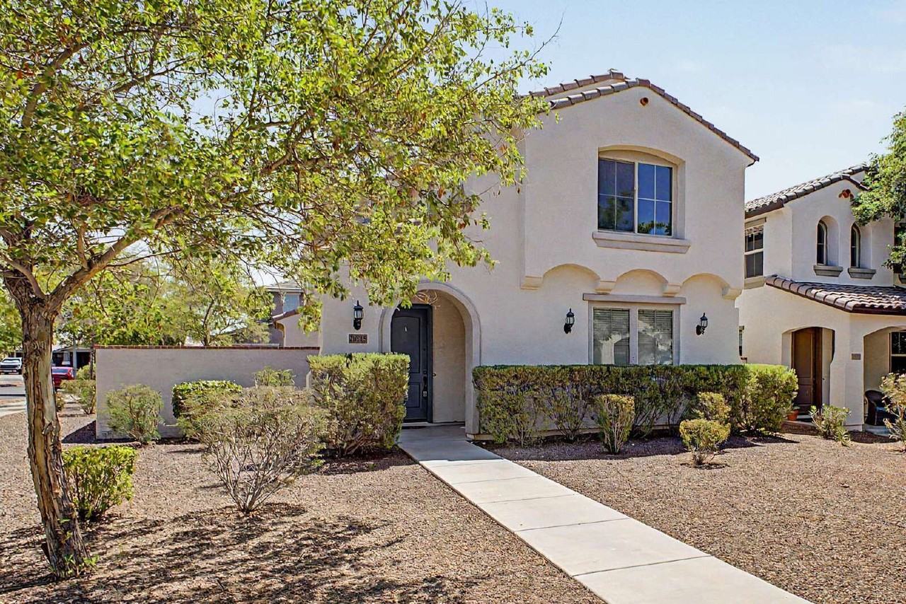 20515 W Maiden Ln - Photo 4 of 50