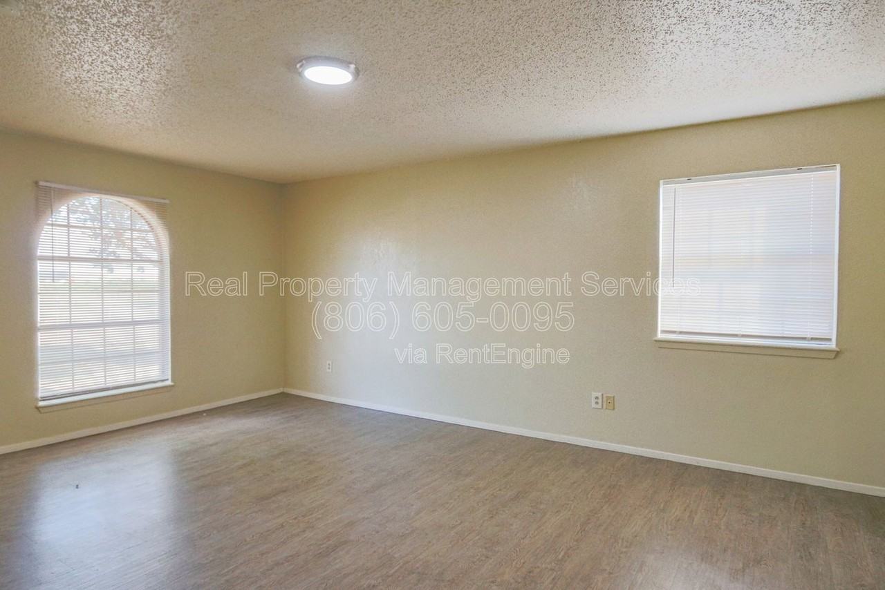 2912 Kirby Ave - Photo 2 of 10
