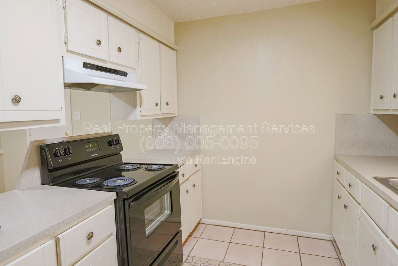 2912 Kirby Ave - Photo 4 of 10