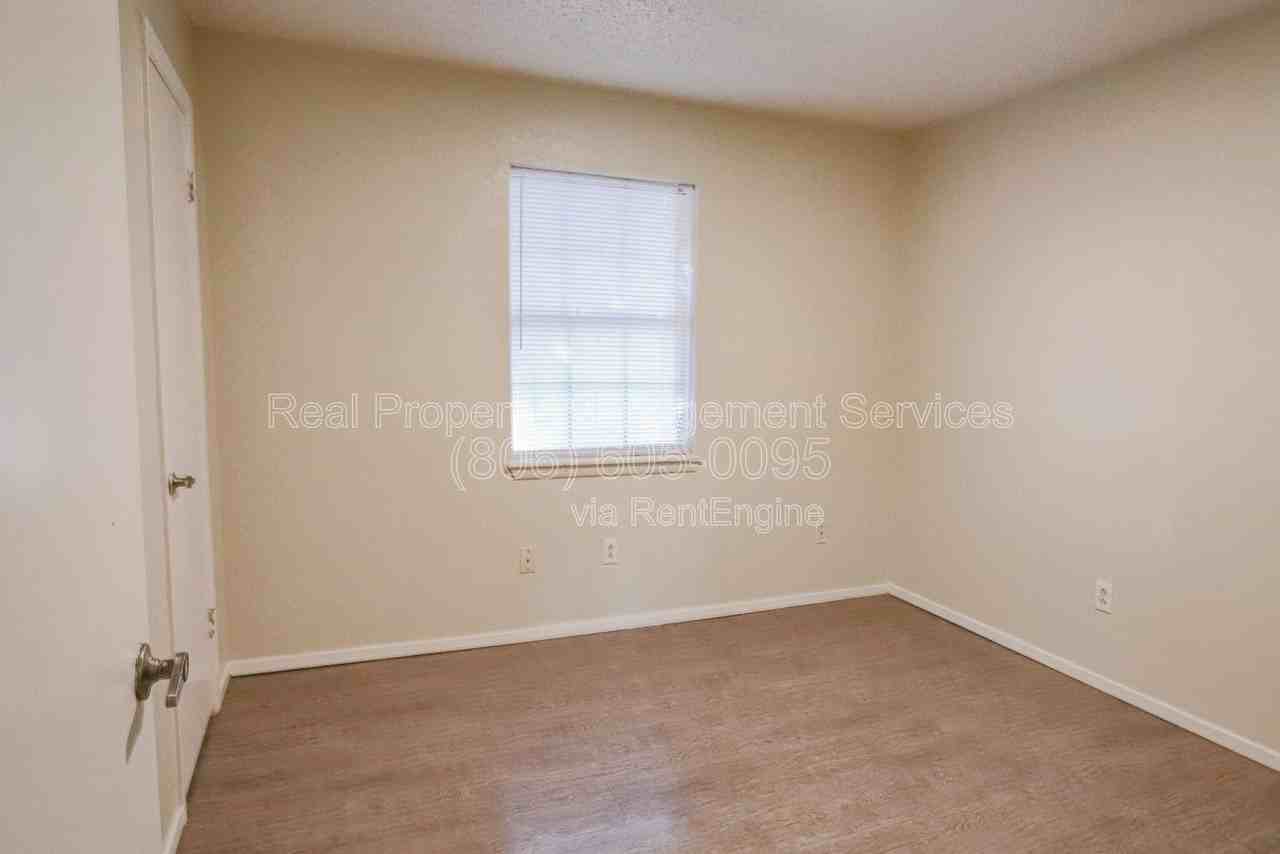 2912 Kirby Ave - Photo 5 of 10