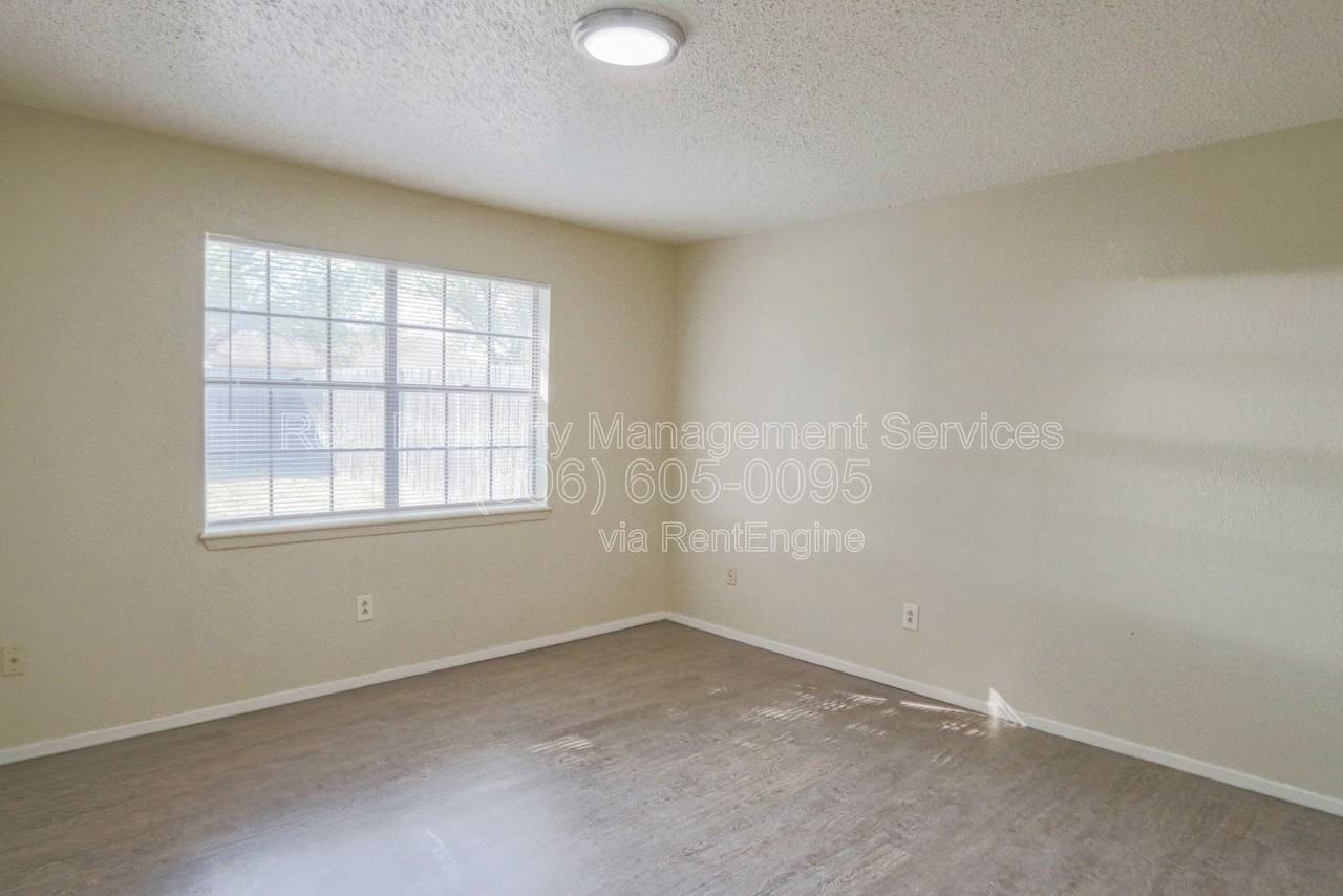 2912 Kirby Ave - Photo 6 of 10