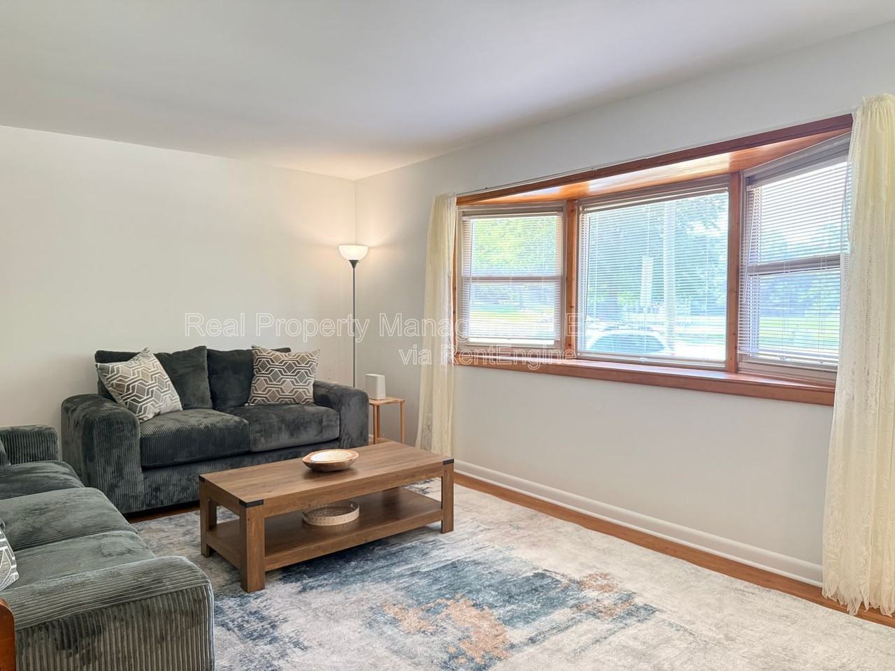 120 E Rowan St - Photo 4 of 50