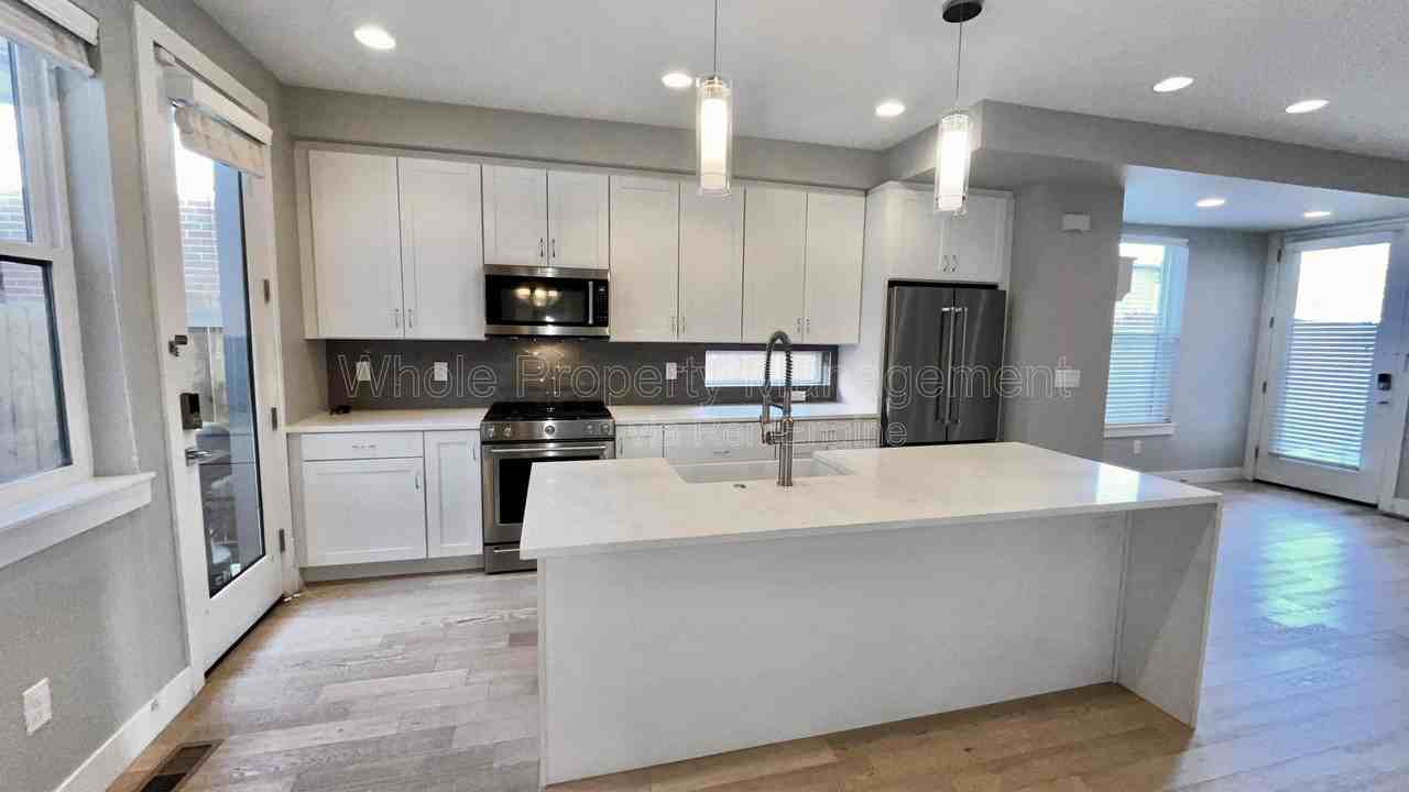 1547 Utica St - Photo 5 of 37