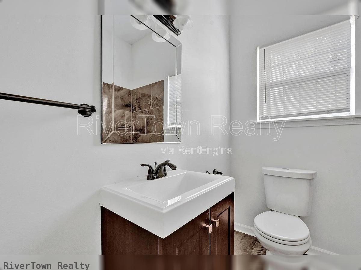 439 Simpson Ave - Photo 4 of 18