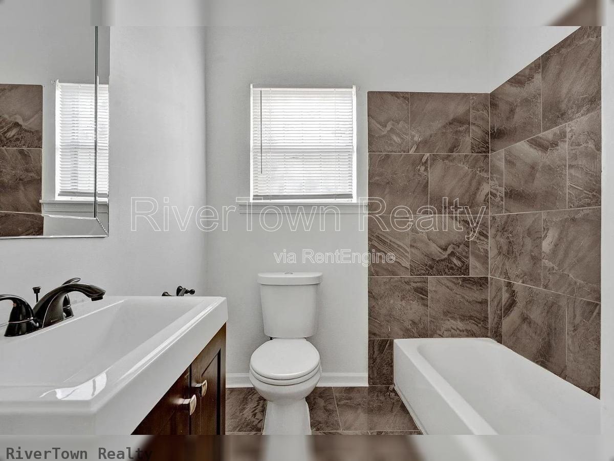 439 Simpson Ave - Photo 6 of 18