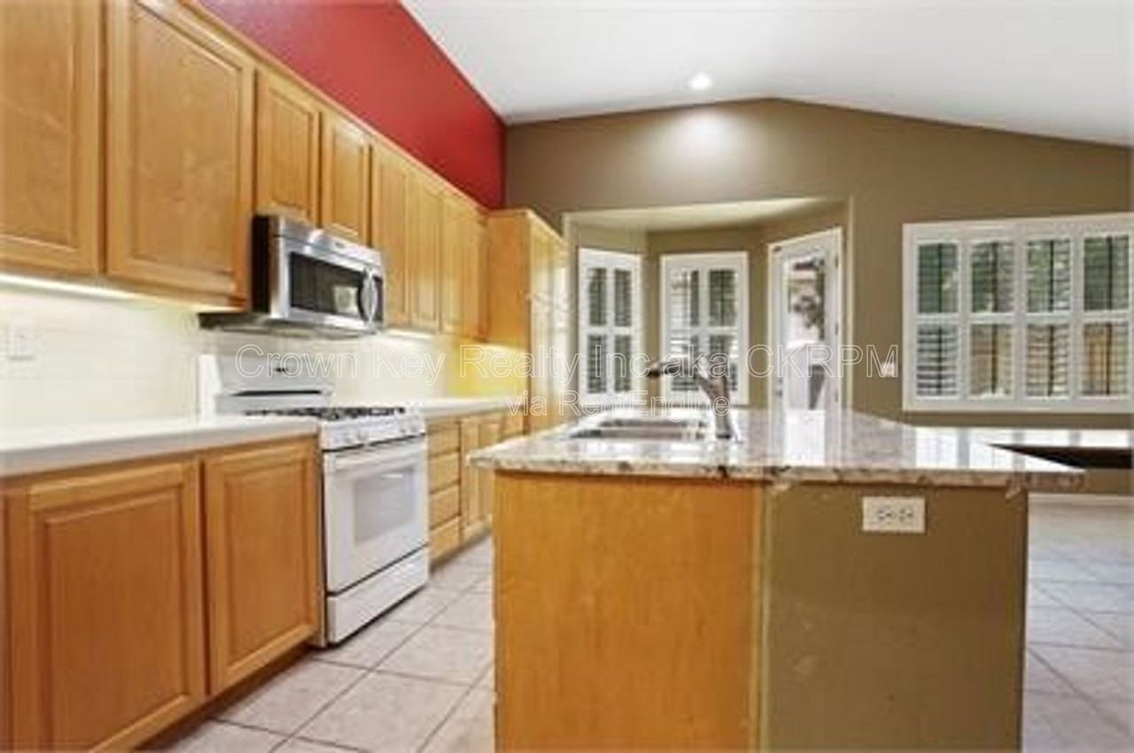 1844 Oswego Ct - Photo 3 of 36