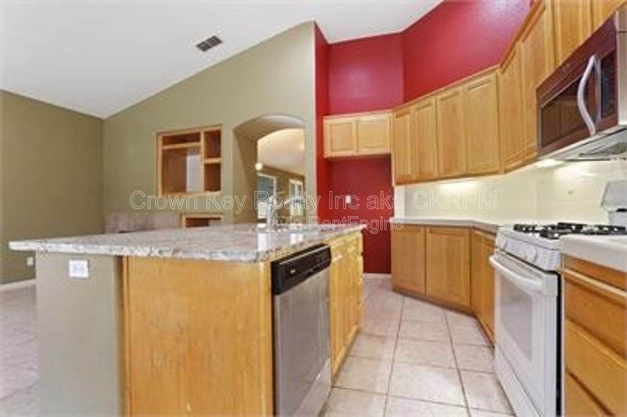 1844 Oswego Ct - Photo 5 of 36
