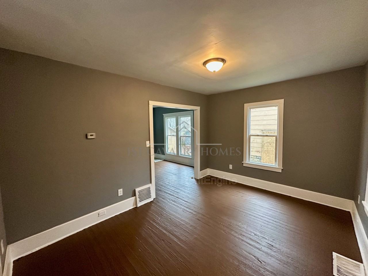435 Windsor St - Photo 4 of 21