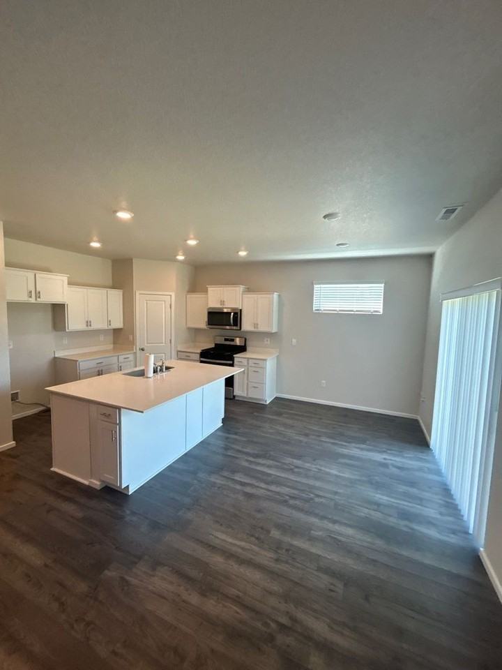 4809 Thyme Ave Ne - Photo 7 of 38