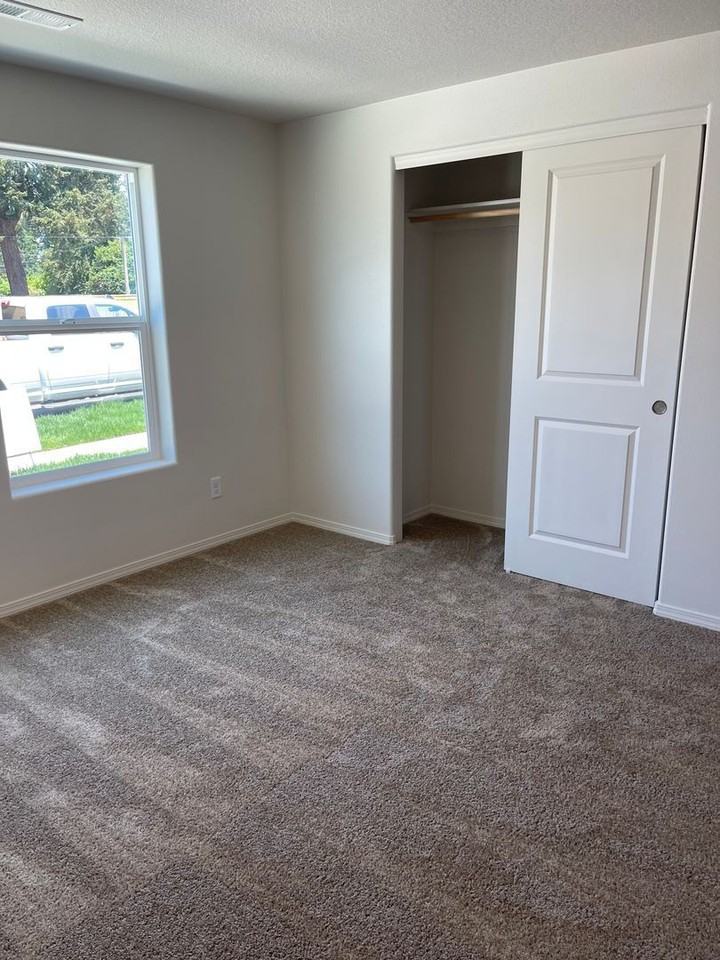 1608 Zoe Ave - Photo 4 of 13