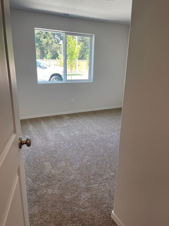 1608 Zoe Ave - Photo 5 of 13