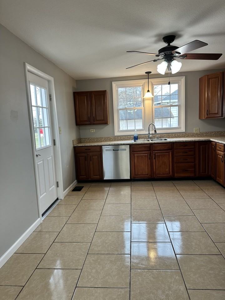 502 Bayou St - Photo 7 of 15