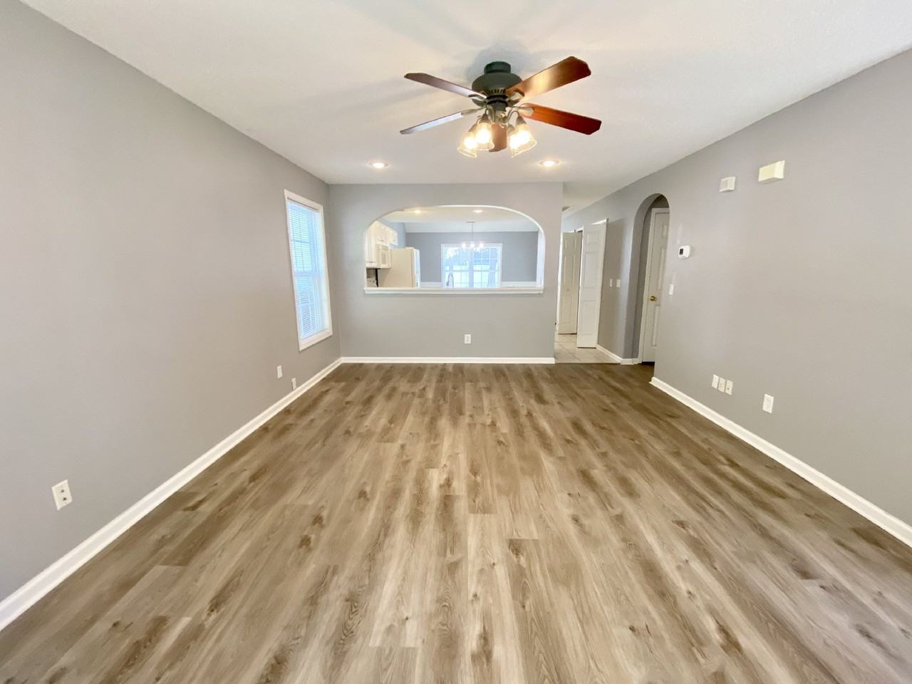 238 Hitching Post Cres - Photo 3 of 16