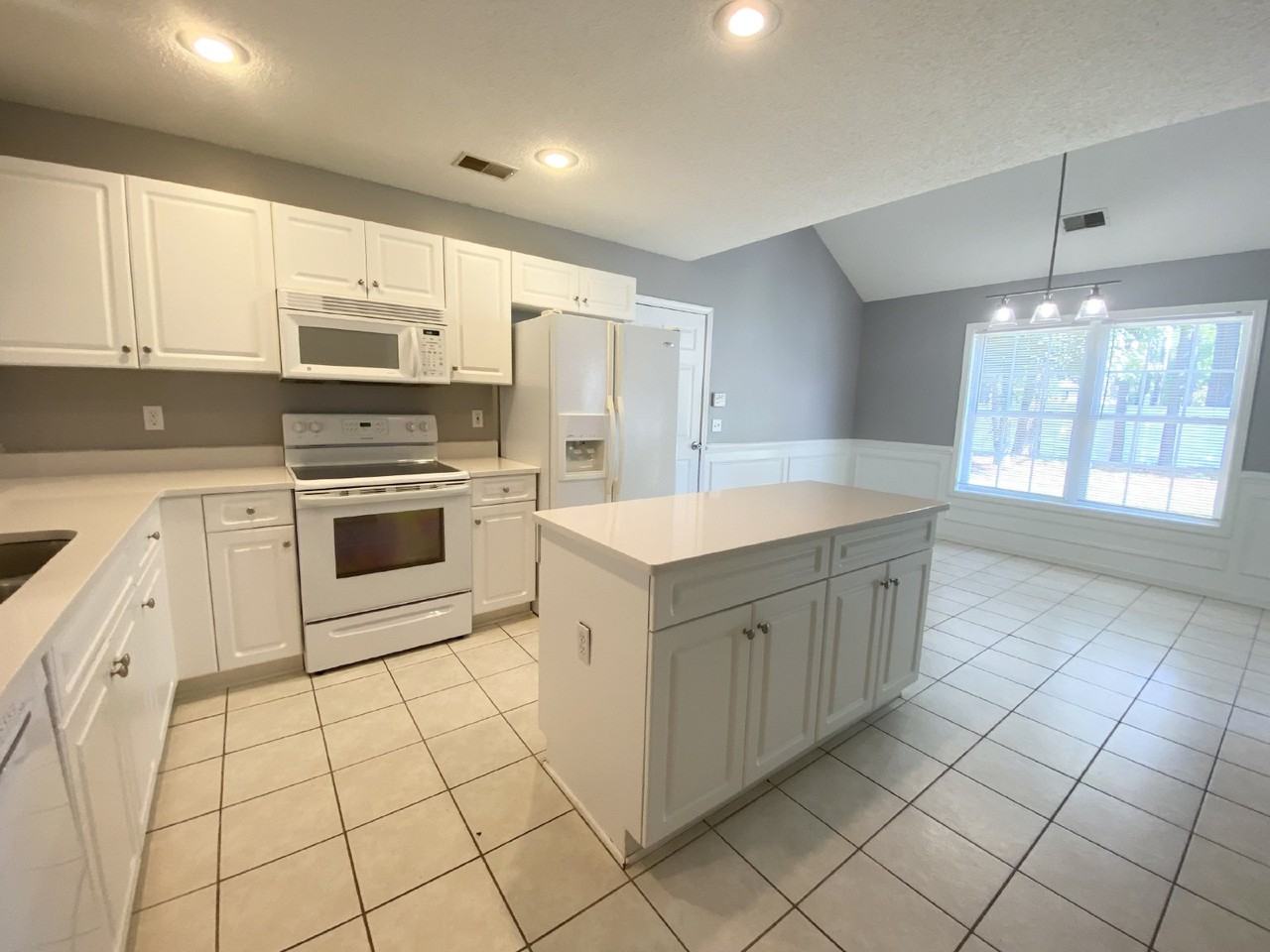 238 Hitching Post Cres - Photo 4 of 16