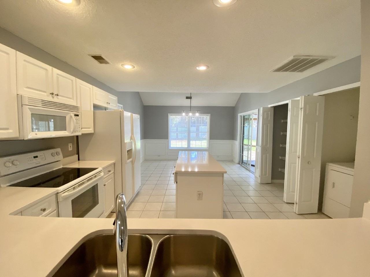 238 Hitching Post Cres - Photo 5 of 16