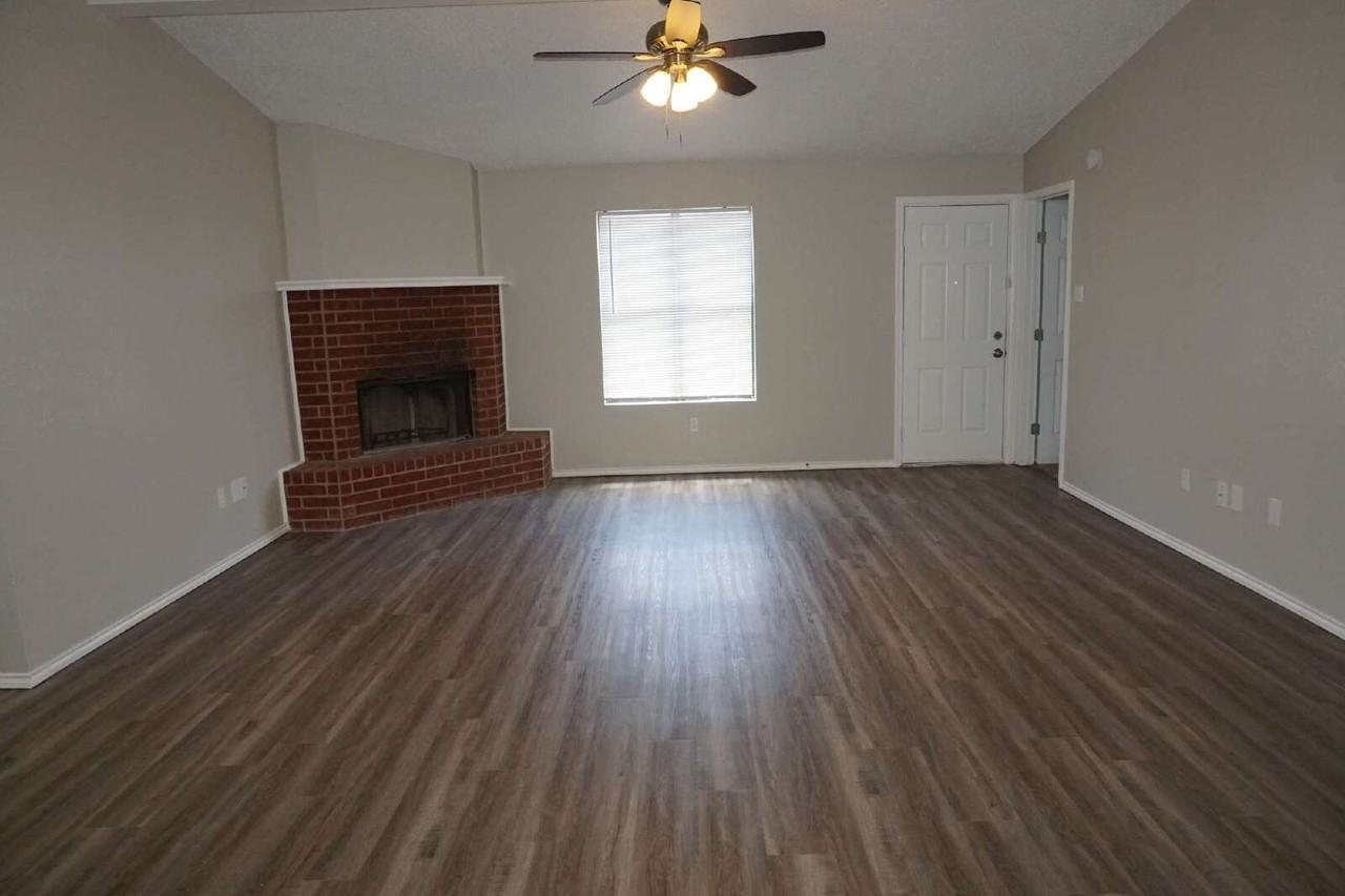 238 Genoa Ave - Photo 2 of 9