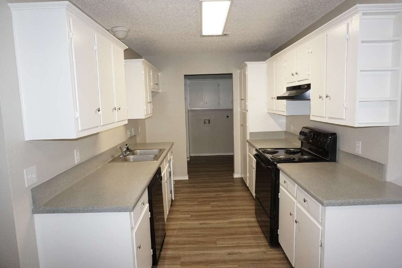 238 Genoa Ave - Photo 3 of 9