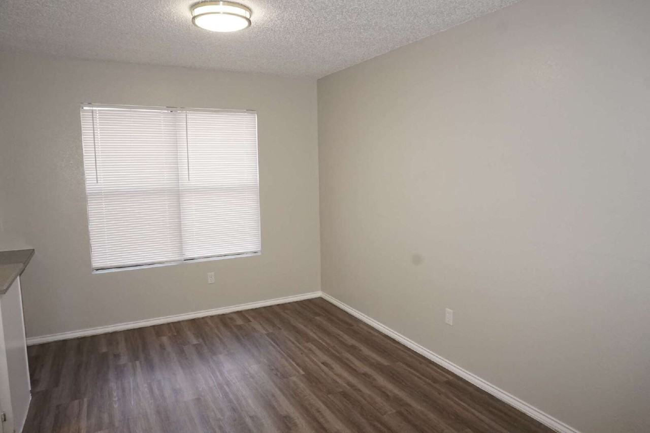 238 Genoa Ave - Photo 4 of 9